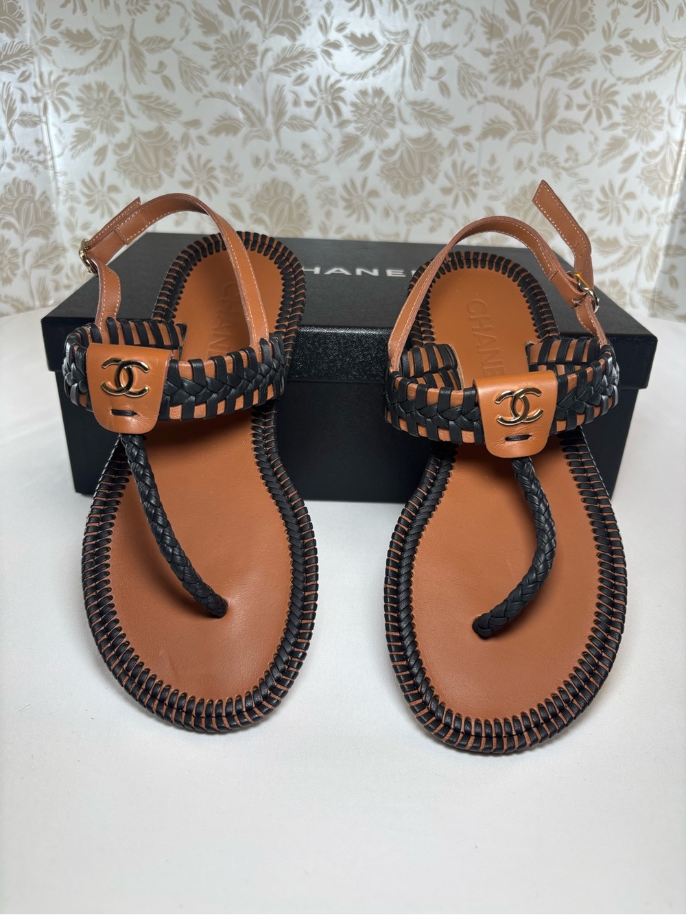 CHANEL Brown and Black Leather CC Logo Thong Sandals - Picture 3 of 10